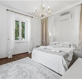 4-5 bedroom villa with Split City and Sea Views sleeps 8-10